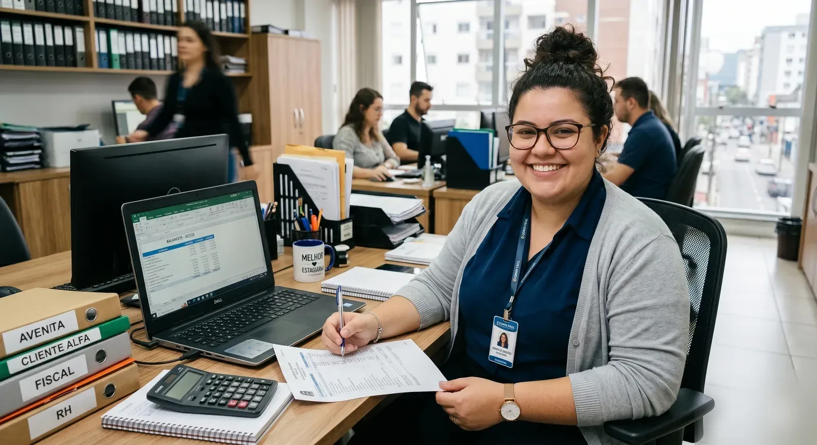 Equipe de um escritório de contabilidade brasileiro no dia a dia